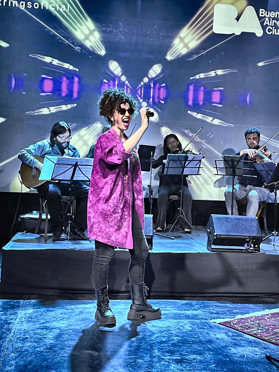 Marina Will cantando en vivo con X-Strings en el homenaje a Los Abuelos de la Nada