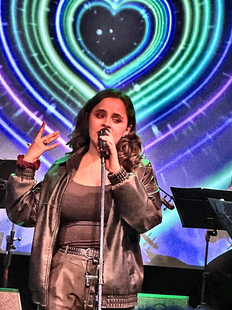 Valen Otero cantando en vivo con X-Strings en el segundo homenaje a Charly García