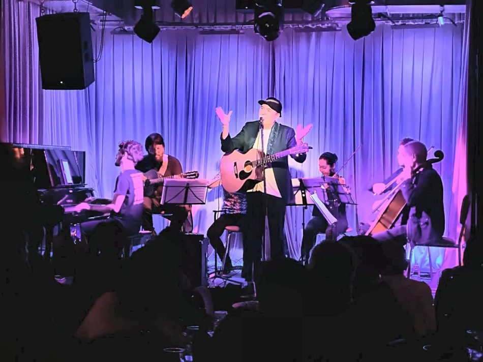 Leo García cantando en vivo con X-Strings