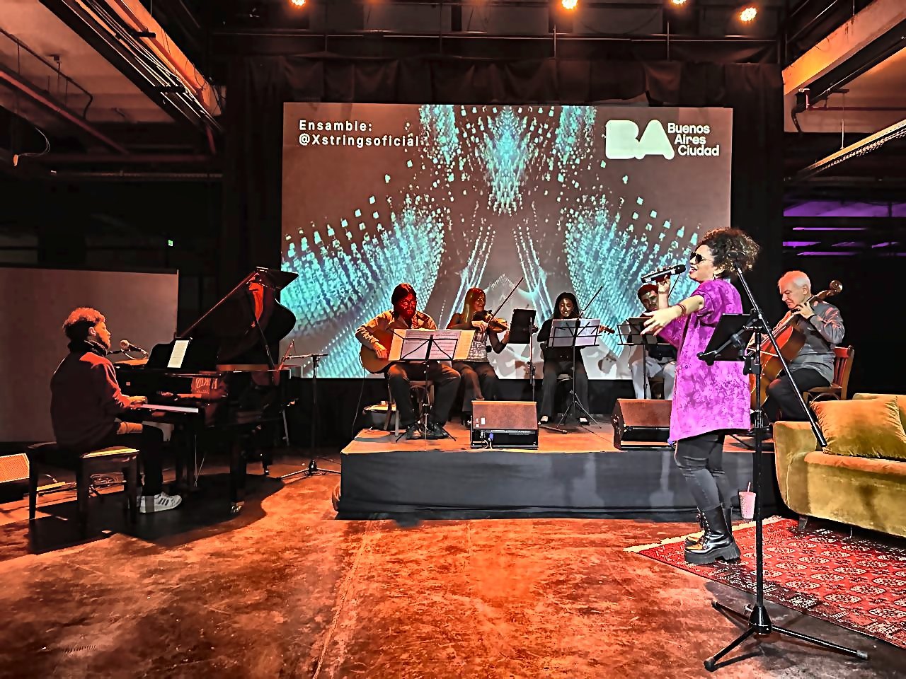Marina Will cantando en vivo con X-Strings, ensamble completo