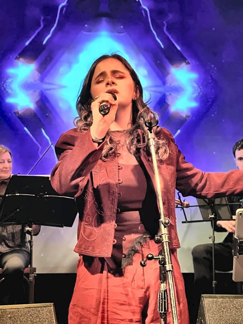 Valen Otero cantando en vivo con X-Strings en el homenaje a Charly García